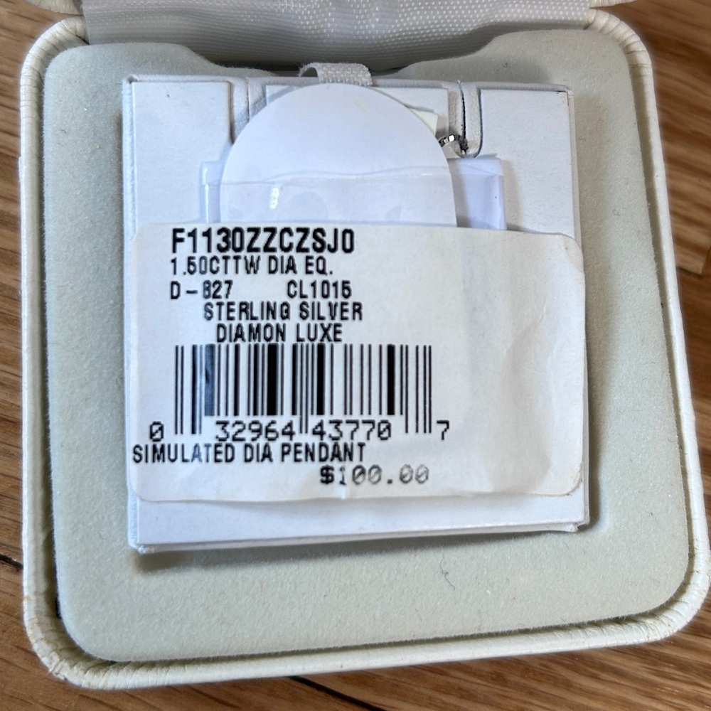 Simulated Diamond necklace - NIB - Picture 3 of 12